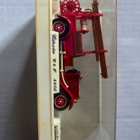Miniature die cast fire engine in display case - Picture 9 of 9